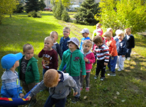 Pierwsza zabawa w ogrodzie przedszkolnym 3-latków leżakujących